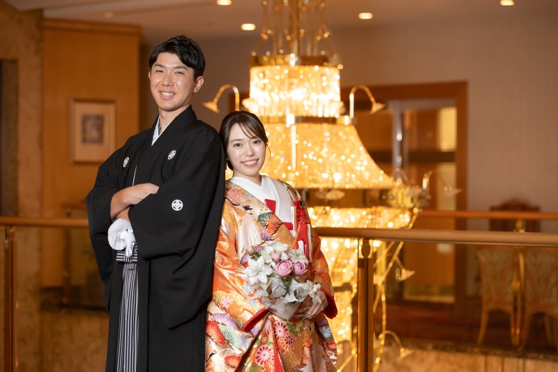 シャンデリアをバックに・・・