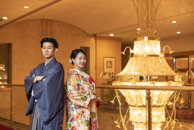 シャンデリアをバックに