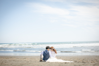 広大な海をバックに映画のワンシーンのようなお写真を