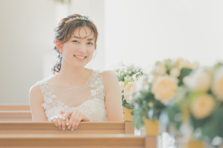 ご新婦様の明るい笑顔が引き立つようにふんわり明るく仕上げました。