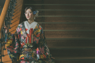 色打掛やヘアメイクの大人っぽさをメインに、1枚目とは真逆のクラシック・クールめなイメージに。