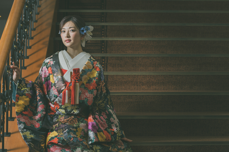 色打掛やヘアメイクの大人っぽさをメインに、1枚目とは真逆のクラシック・クールめなイメージに。