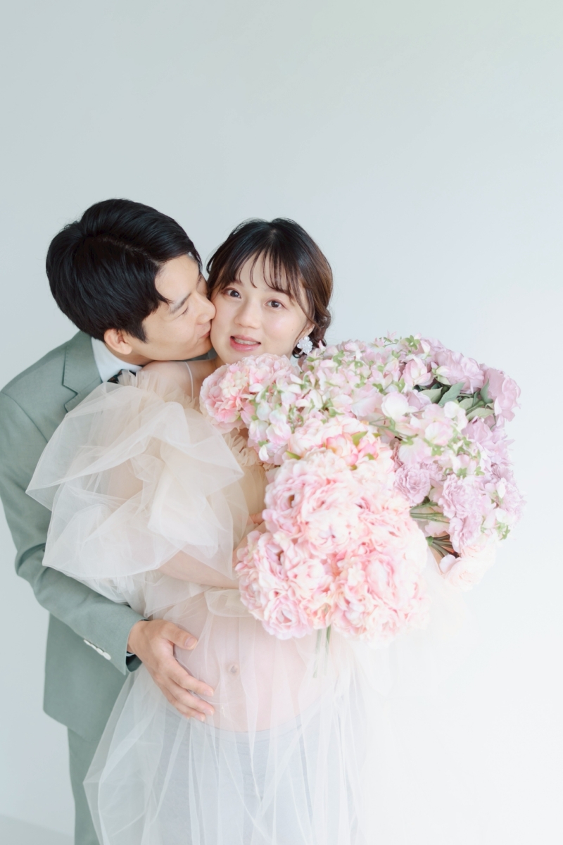 たくさんのお花を抱えて