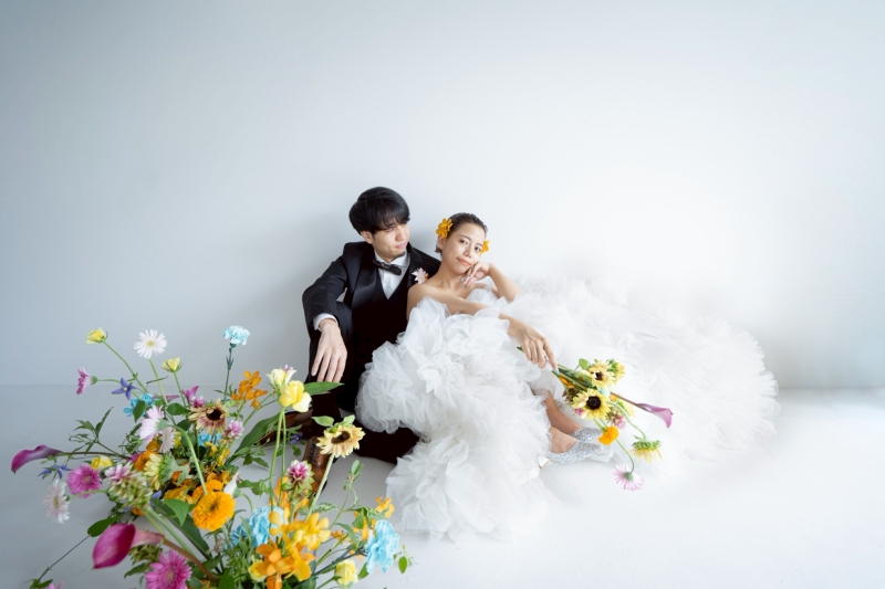 シンプルな壁に映えるお花フォト