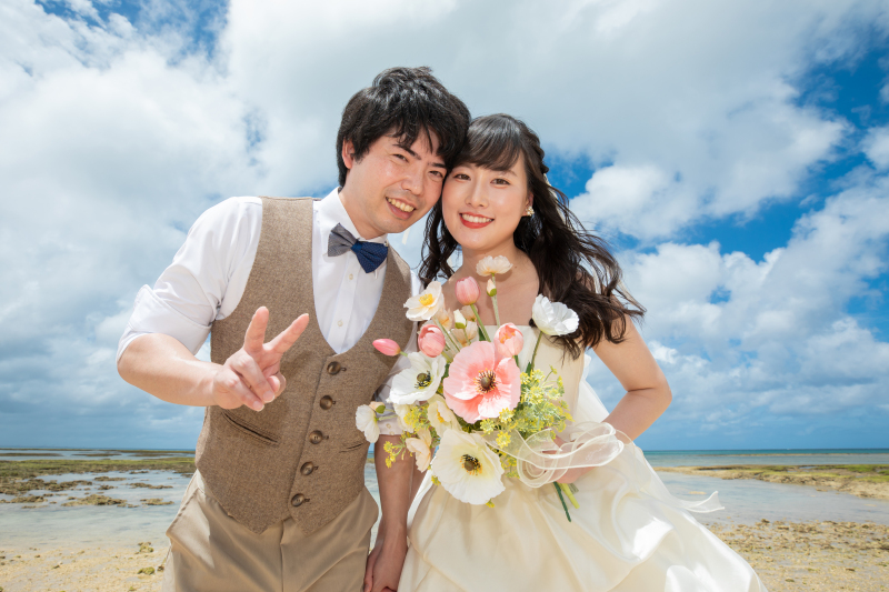 青い空を背景に