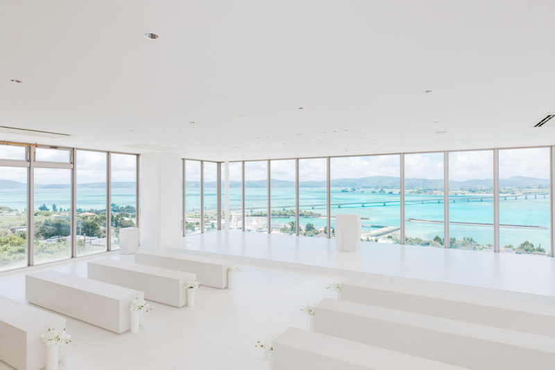 古宇利島の美しい景色が広がるチャペル