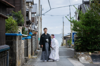 新郎が育った海に嫁いだ新婦。白無垢の由来そのままに、この地で2人で生きていく門出を写真で表せた一枚です。