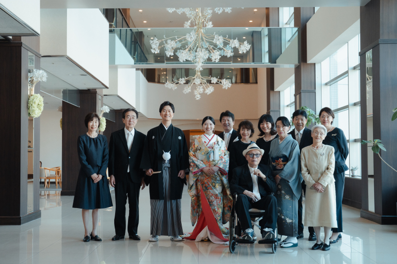 祝福に包まれた記念撮影