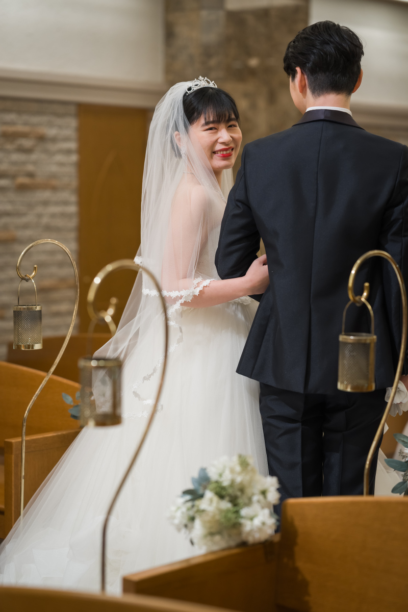 振り返る新婦様の笑顔が印象的な１枚♡