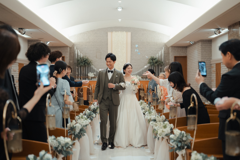 祝福の花びらに包まれて退場シーン