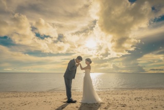 青い海と空・白い砂浜・ビーチ沿いのグリーン・幻想的なオレンジのサンセット、沖縄の感動の景色をおふたりと共に写真に収めます！柔かい雰囲気、幻想的で芸術的な写真ならMuanにお任せ下さい。