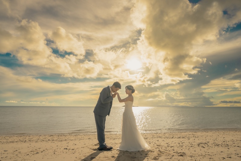 青い海と空・白い砂浜・ビーチ沿いのグリーン・幻想的なオレンジのサンセット、沖縄の感動の景色をおふたりと共に写真に収めます！柔かい雰囲気、幻想的で芸術的な写真ならMuanにお任せ下さい。