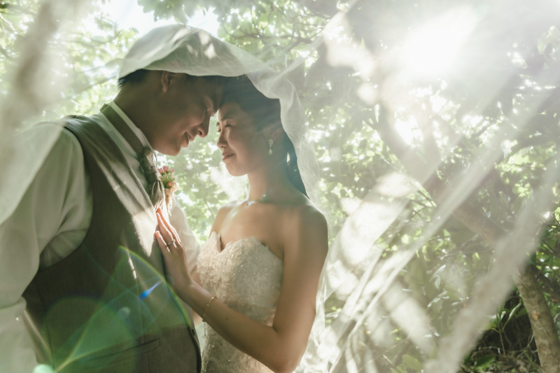 おふたり特有の雰囲気も大切にしながら、撮影を進めていきます！！沖縄だからこそ生かされるロケーション撮影の魅力を、より引き出せるような写真を常に心がけています！！グリーンの良さを感じ取ってください！！