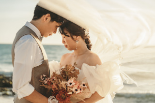 宮古島のサンセットタイムはとてもドラマティック♬幻想的な世界をそのまま写真にします！おふたりの表情や空気感を見逃さず、一枚一枚丁寧に。を心がけております。