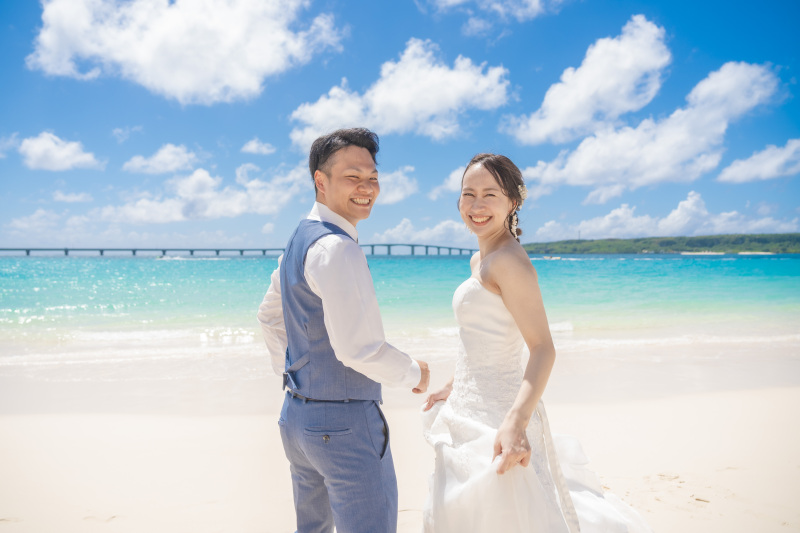 ◆◇宮古ブルーの海とともに◇◆沖縄といえばビーチ撮影ですが、特に宮古島の海は「宮古ブルー」と称されるほどエメラルドグリーンで鮮やかで美しいことで有名です。同じビーチ写真でも、宮古島でしか撮れない1枚