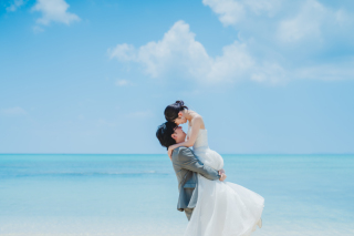 おふたりの自然な表情から空気感まで大切に撮影します！沖縄の自然にリラックスして沖縄を楽しんでください！沖縄を感じて楽しく過ごすおふたりの様子を切り取ったかのような写真を叶えます。