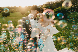 沖縄はビーチ以外にも自然に恵まれた素敵な場所です。自然が作り出す幻想的な時間もおふたりと共に一枚の写真に。。光の入り方やおふたりの表情を様々な角度からお撮りし、その時のベストショットを叶えます。