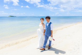 ※沖縄本島限定※【ベーシックフォトプラン+衣装アップグレードオプション】◇撮影地：ビーチ◇★所要時間＝90分〜120分