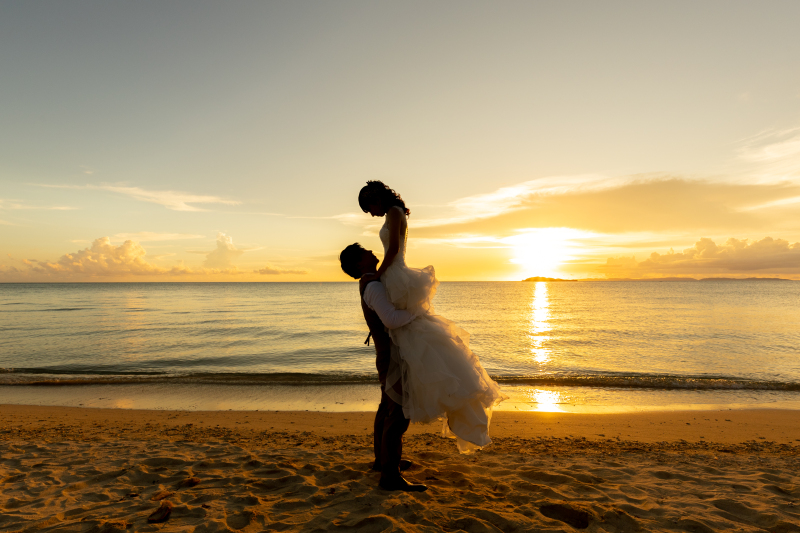 【沖縄本島エリア】※撮影日限定※ 沖縄ビーチサンセット撮影コミコミ100カット《全データ納品｜衣装｜ヘアメイク付｜追加料金不要》