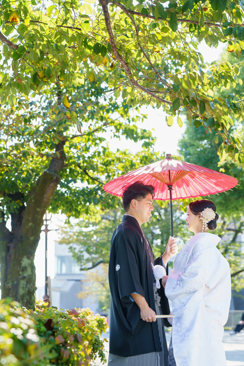 辺りのグリーンや木の近くでも和装が映えて素敵に◎