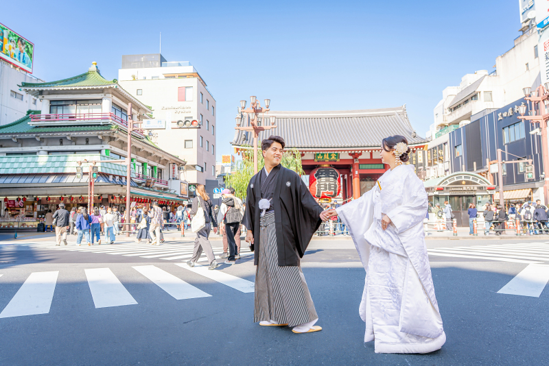 ご新婦様の手を引くご新郎様が頼もしくて魅力的!