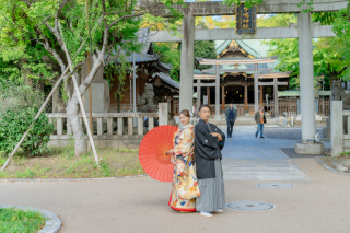 都会の喧騒から離れて神社の静けさを感じて撮影も◎