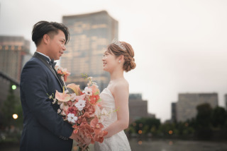 お話しさせていただく中で、おふたりのお人柄を知ると「こんなポーズは？」「こんなアングルは？」と、次々にアイデアが湧いてきます！撮影に慣れていなくても大丈夫、お客様からのリクエストも大歓迎！