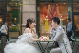 寄り添うおふたりを柔らかく撮影。微笑ましい空気感も伝わるように素敵な一瞬を切り取ります。