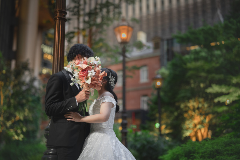 撮影時はアイテム等の撮影小物を使用すると、同じアングルでも雰囲気を変えた写真を残すことができます◎撮影小物については自由にお持ち込み可能ですので、ぜひおふたりらしいアイテムをご用意くださいませ！