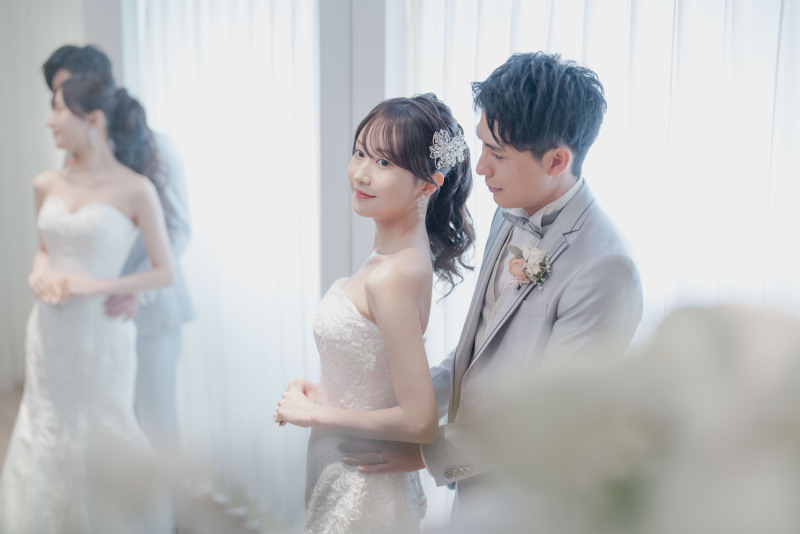 いつも同じポーズやアングルでの撮影ではなく、おふたりとコミュニケーションを取った中でおふたりらしい1枚が撮影できるように、新たなポージングや撮影構図をご提案させていただきます！リクエストも可能です◎