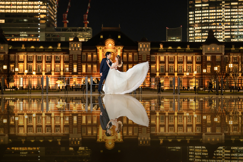 東京駅前でのナイト写真に、水面に反射したような「リフレクション加工」を施した1枚です。リフレクション加工は1枚から追加ご注文可能な為、ウェルカムボード用などのお写真に加工いただくことがおすすめです!