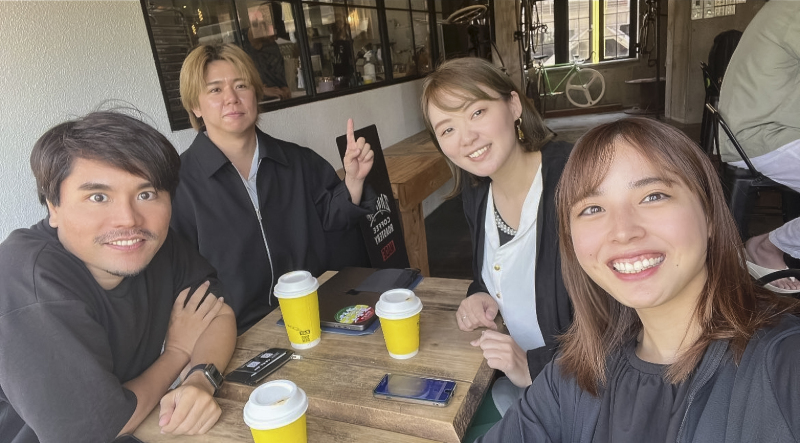 カフェでの一枚！明るいスタッフが元気にお待ちしております！