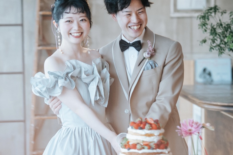 幸せを分け合う、ケーキ入刀の瞬間