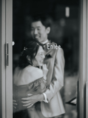 ガラス越しにふと目にしたのは、寄り添い合い笑うおふたり。まるで映画のワンシーンのような雰囲気も