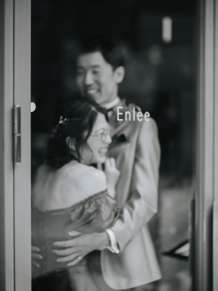 ガラス越しにふと目にしたのは、寄り添い合い笑うおふたり。

まるで映画のワンシーンのような雰囲気も