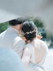 柔らかな光の中、肩を寄せ合うおふたり。ぬくもりのある瞬間を