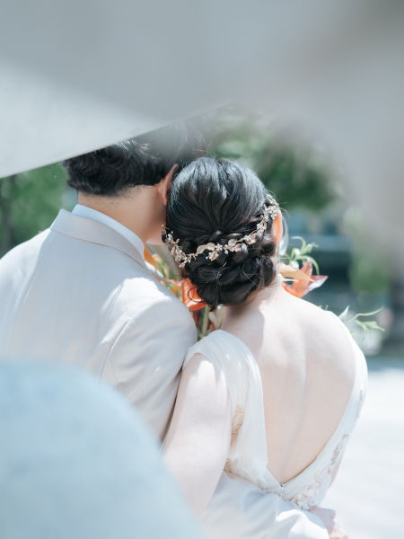 柔らかな光の中、肩を寄せ合うおふたり。ぬくもりのある瞬間を