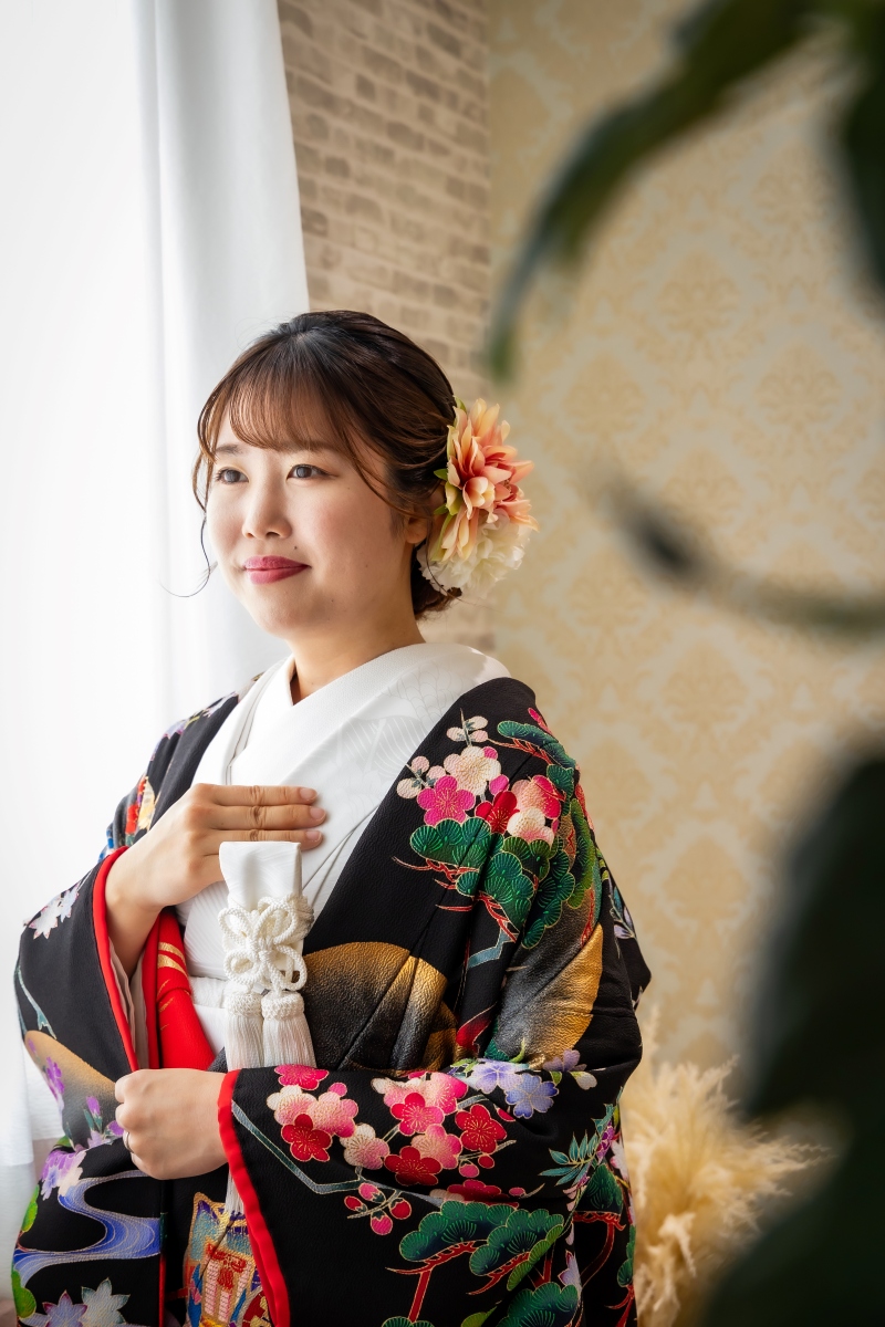 黒地の華やかな柄行と優美なソロショット