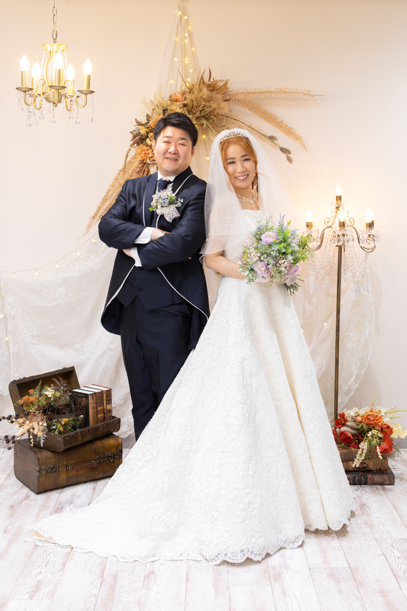 シックな装飾とライティングで魅せる全身ショット