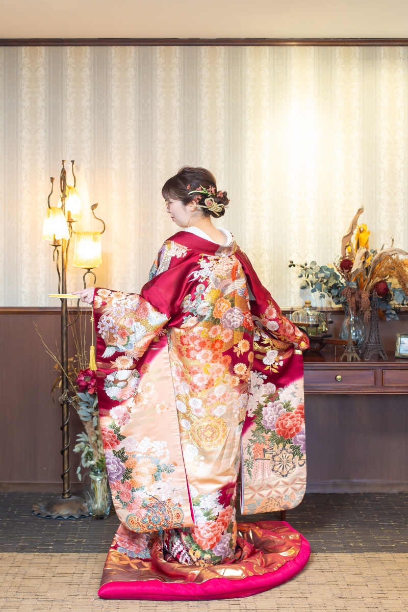 艶やかな色打掛のバックスタイル
