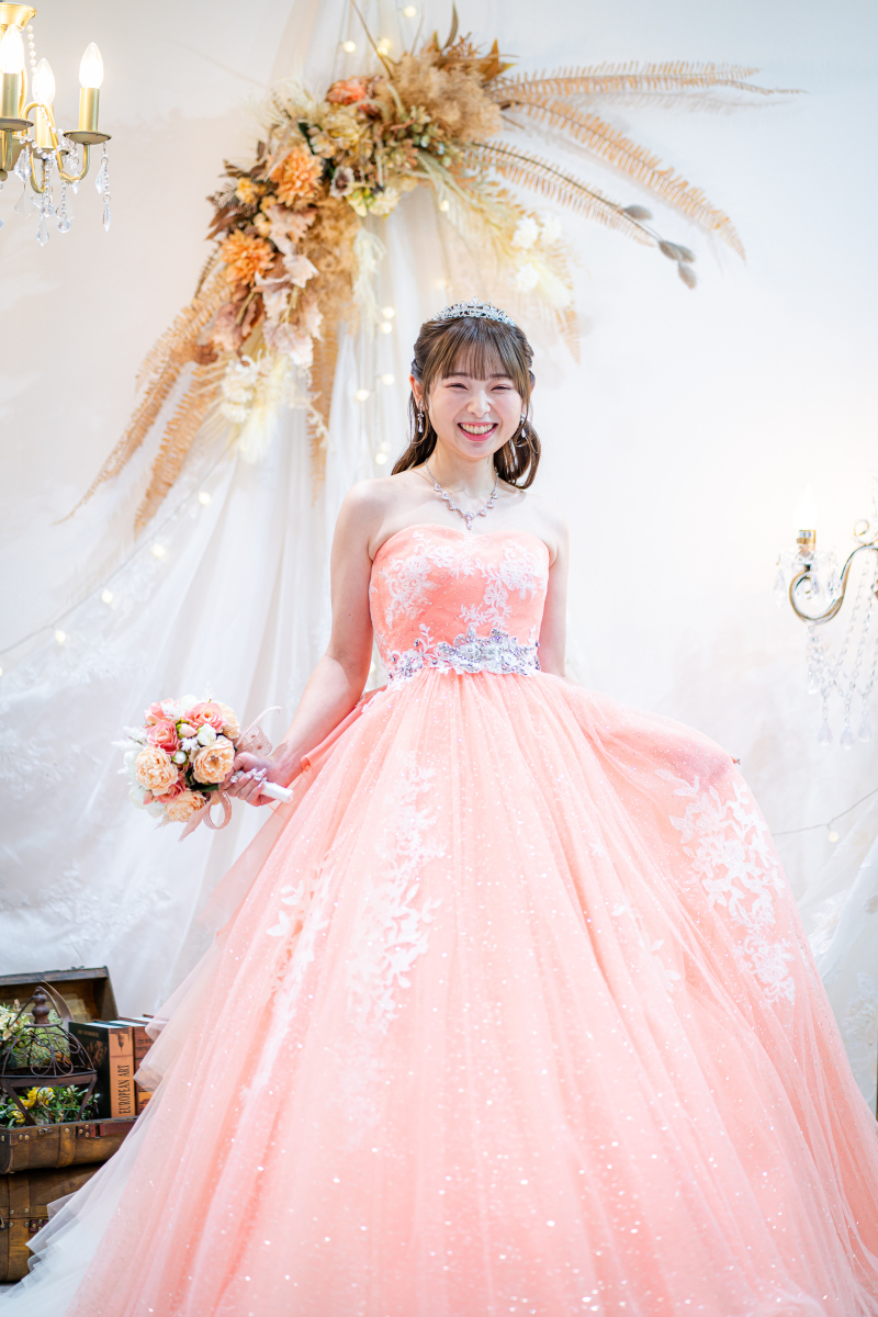 ドレスの裾をふわりと広げて♡