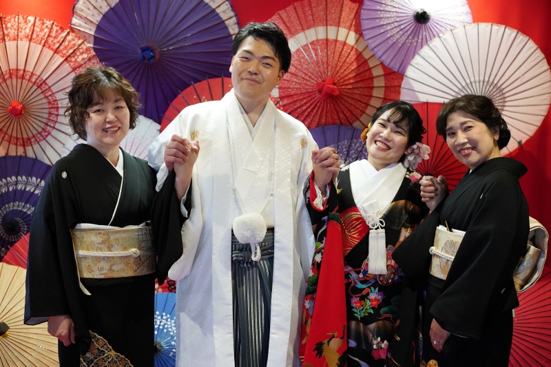 両家のお母様と手を繋いで微笑む絆溢れる一枚♪