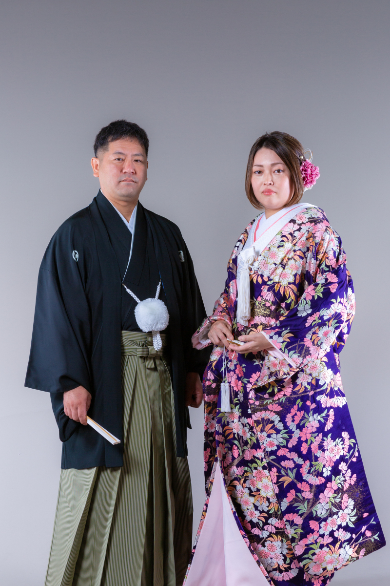 上品な色打掛と黒紋付の和装の全身ショット
