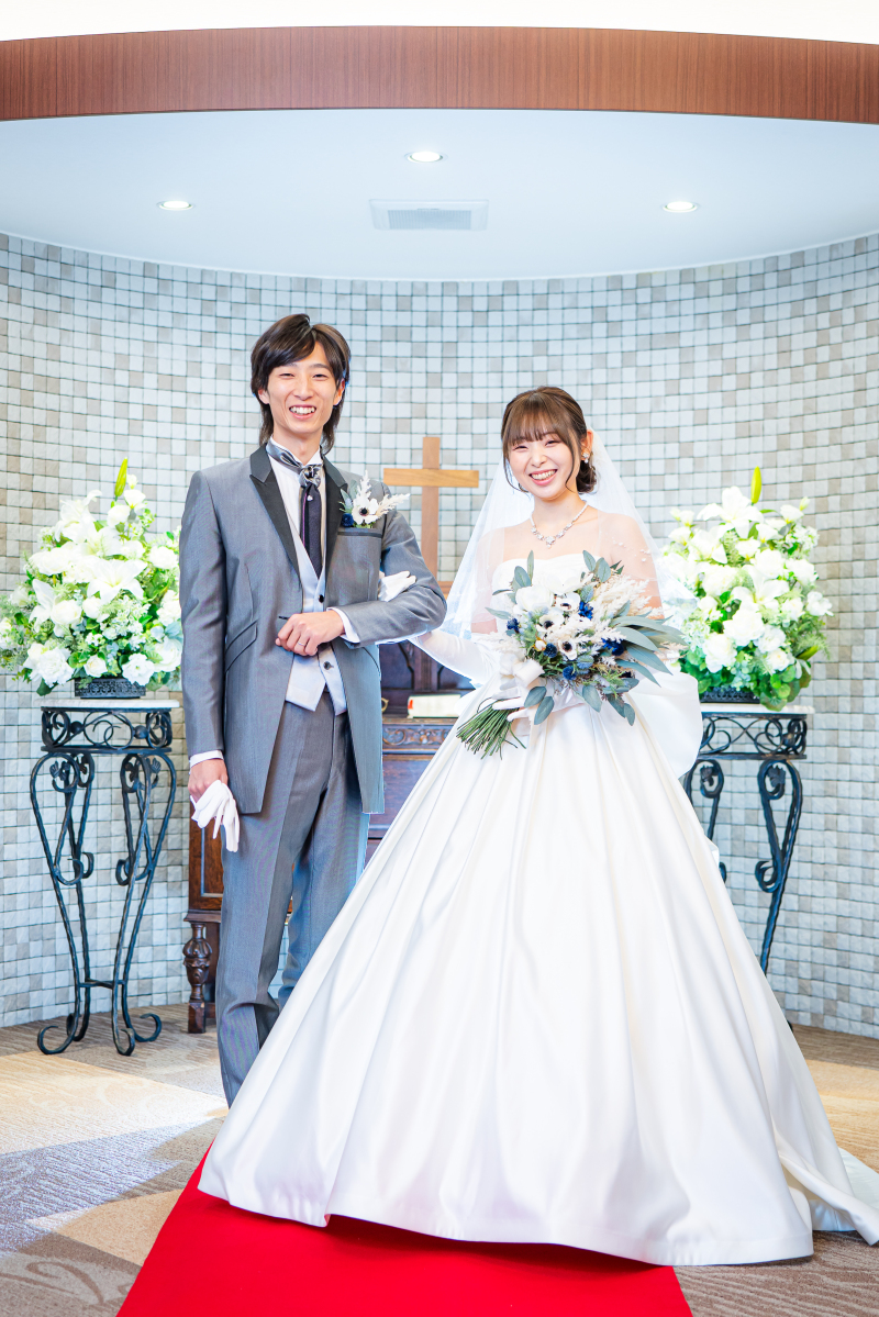 腕を組んで晴れやかに!祝福に包まれたおふたり