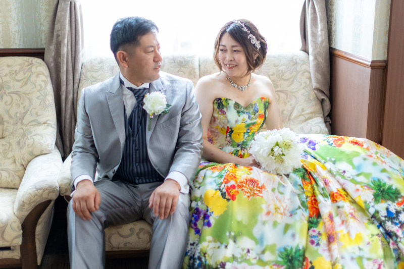 和の伝統美とドレスの彩りの記念フォト