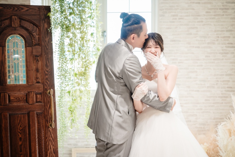 思わず顔を覆う可愛さ♪おでこへの優しいキス
