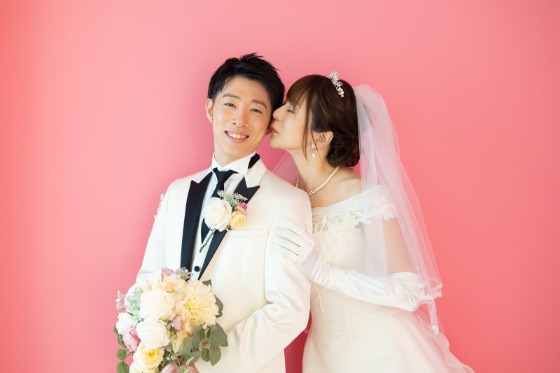 純白とブルーのドレス。お二人らしさを残す洋装フォト