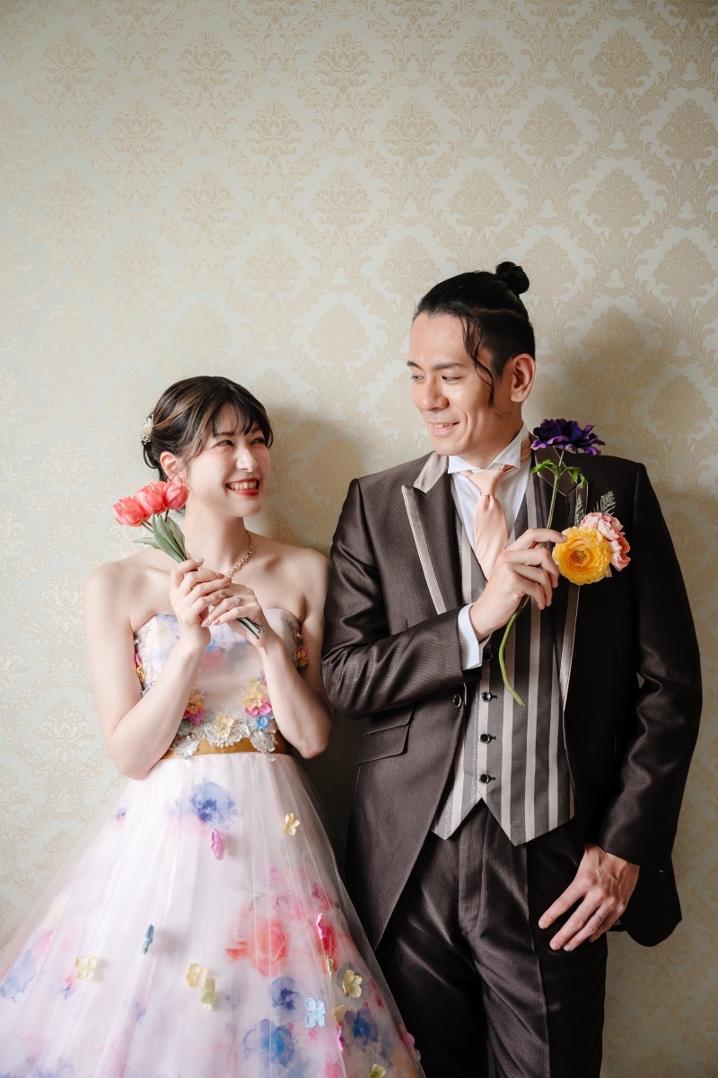 一輪のお花に想いを乗せて。楽しげな見つめ合い♪