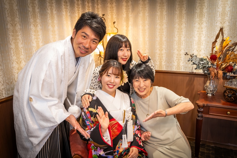 ご家族の笑顔を添えた祝福に満ちた一日