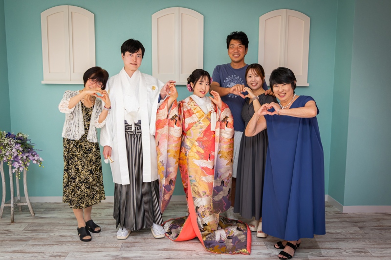 手でハートを作ってみんなで記念撮影♡